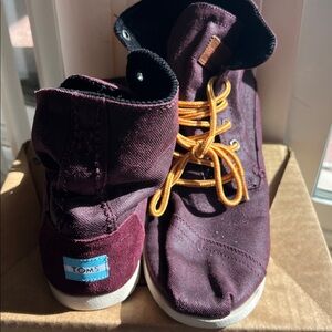 TOMS Men's Chukka boots in burgundy canvas, size 9